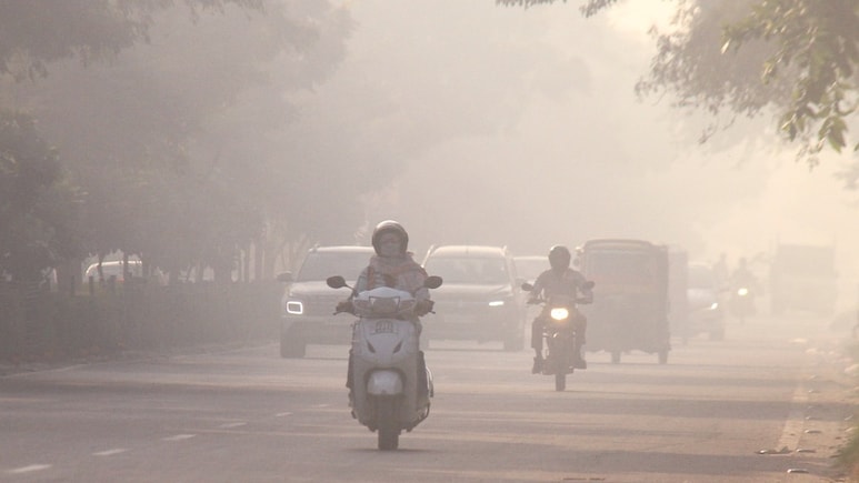 दिल्ली का AQI कितना है-300 या 1000? खुद को बचाने के लिए करें ये उपाय दिल्ली का AQI कितना है-300 या 1000? खुद को बचाने के लिए करें ये उपाय