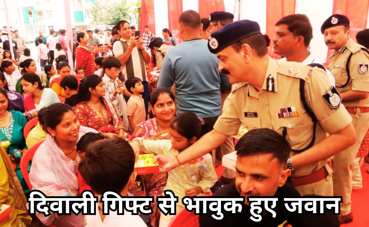 जवानों के घर पहुंचकर IG, DIG और SSP ने मनाई दिवाली, 3 दिन से ड्यूटी पर तैनात पुलिसकर्मियों के परिजन हुए भावुक