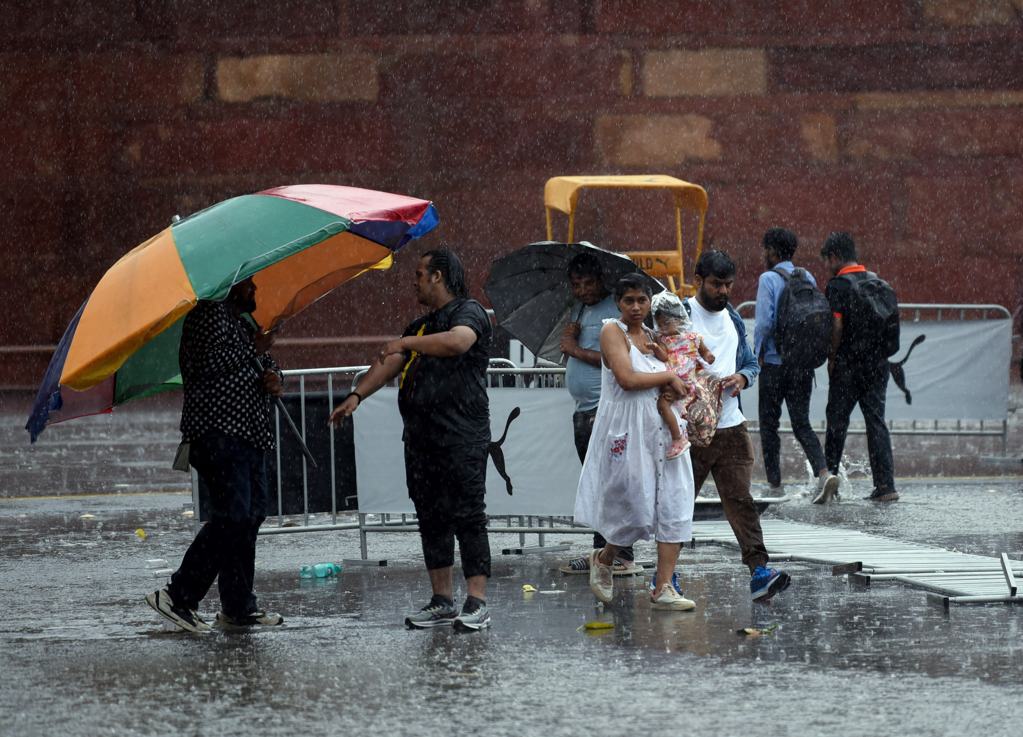 Delhi Rain: अक्टूबर में भी आफत! दिल्ली-NCR से यूपी को अभी कितना रुलाएगी बरसात