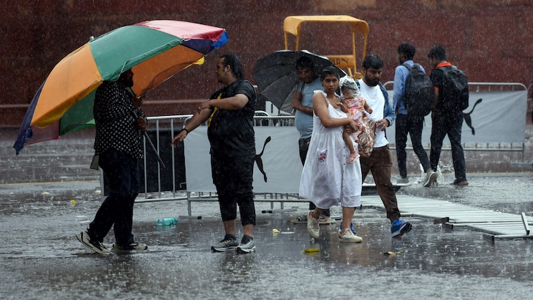 Delhi Rain: अक्टूबर में भी आफत! दिल्ली-NCR से यूपी तक... अभी कितना रुलाएगी बरसात Delhi Rain: अक्टूबर में भी आफत! दिल्ली-NCR से यूपी तक... अभी कितना रुलाएगी बरसात