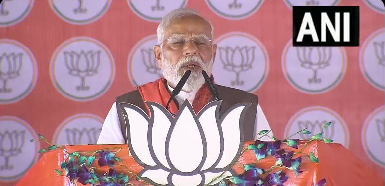 PM मोदी ने बिहार में दो रैलियों में कांग्रेस-RJD पर किए 3 वार