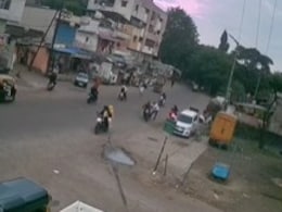 ऑटो से कूदे, पीछा कर आरोपी को पकड़ा.. नासिक में फिल्मी स्टाइल में पुलिस का ऐक्शन, वीडियो ऑटो से कूदे, पीछा कर आरोपी को पकड़ा.. नासिक में फिल्मी स्टाइल में पुलिस का ऐक्शन, वीडियो