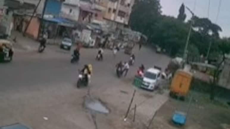 ऑटो से कूदे, पीछा कर आरोपी को पकड़ा.. नासिक में फिल्मी स्टाइल में पुलिस का ऐक्शन, वीडियो ऑटो से कूदे, पीछा कर आरोपी को पकड़ा.. नासिक में फिल्मी स्टाइल में पुलिस का ऐक्शन, वीडियो