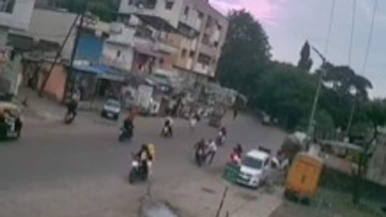 Nashik News नाशिकच्या रस्त्यावर 'सिंघम' स्टाईल ॲक्शन; आरोपींना पकडण्यासाठी पोलिसांची धावत्या ऑटोतून उडी, Video Nashik News नाशिकच्या रस्त्यावर 'सिंघम' स्टाईल ॲक्शन; आरोपींना पकडण्यासाठी पोलिसांची धावत्या ऑटोतून उडी, Video