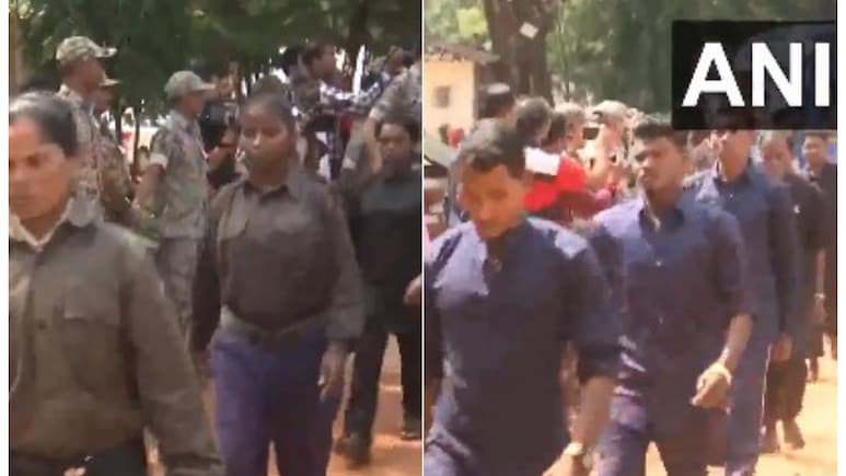 छत्तीसगढ़ में 208 नक्सलियों ने किया सरेंडर, 98 पुरुष और 110 महिलाएं शामिल