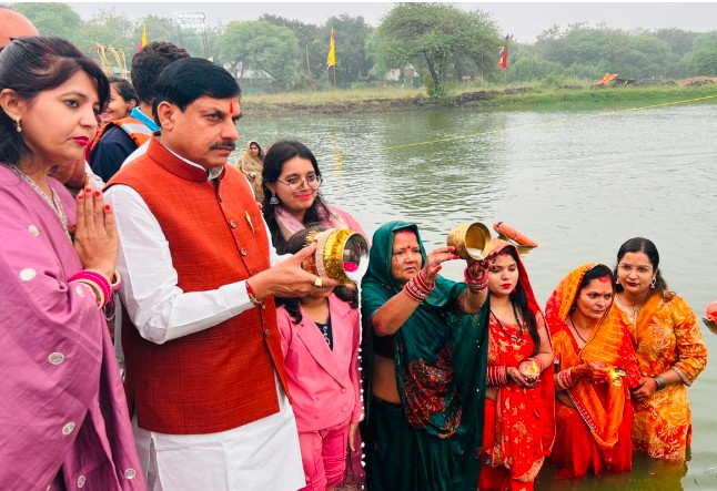 मध्य प्रदेश के सीएम मोहन यादव ने  उज्जैन में विक्रम सरोवर में उगते सूर्य को दिया अर्घ्य
