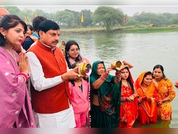 मध्य प्रदेश के सीएम मोहन यादव ने  उज्जैन में विक्रम सरोवर में उगते सूर्य को दिया अर्घ्य मध्य प्रदेश के सीएम मोहन यादव ने  उज्जैन में विक्रम सरोवर में उगते सूर्य को दिया अर्घ्य