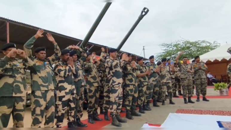 जैसलमेर में विजयदशमी पर BSF ने किया शस्त्र पूजन, बोले- दुश्मन को दिया कड़ा संदेश जैसलमेर में विजयदशमी पर BSF ने किया शस्त्र पूजन, बोले- दुश्मन को दिया कड़ा संदेश