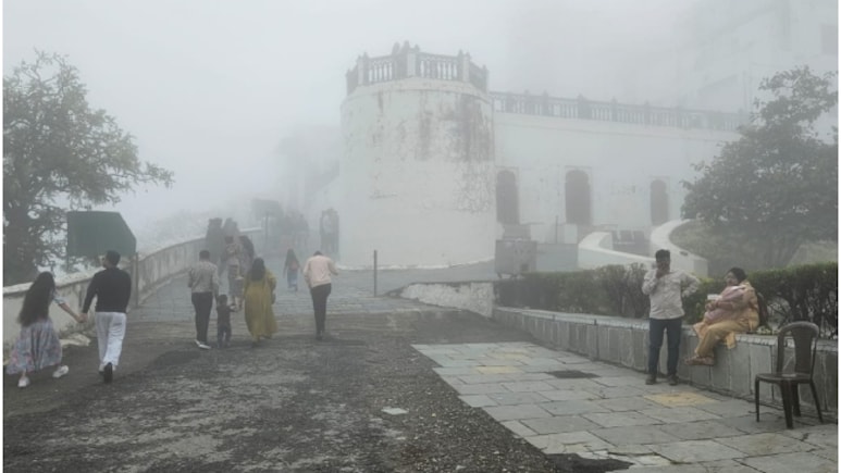 अद्भुत उदयपुर! बारिश थमी तो 'झीलों की नगरी' बन गई कश्मीर, सज्जनगढ़ पैलेस पर छाया घना कोहरा; पर्यटक बोले- 'सोचा नहीं था...' अद्भुत उदयपुर! बारिश थमी तो 'झीलों की नगरी' बन गई कश्मीर, सज्जनगढ़ पैलेस पर छाया घना कोहरा; पर्यटक बोले- 'सोचा नहीं था...'