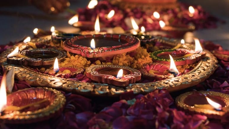 द‍िवाली पर 10 लाइन्‍स इन फूड्स के ब‍िना हैं अधूरी, हर Diwali Essay में होता है ज‍िक्र, जानें फेमस Diwali Foods