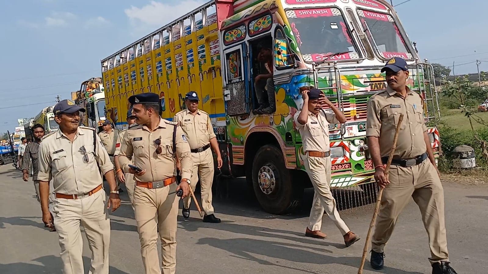 किसानों ने पहले खंडवा कृषि उपज मंडी में जमकर बवाल काटा. उसके बाद सभी किसान अपने ट्रैक्टर लेकर खंडवा इंदौर मार्ग पर पहुंच गए और उसे जाम कर दिया.  किसानों ने पहले खंडवा कृषि उपज मंडी में जमकर बवाल काटा. उसके बाद सभी किसान अपने ट्रैक्टर लेकर खंडवा इंदौर मार्ग पर पहुंच गए और उसे जाम कर दिया.