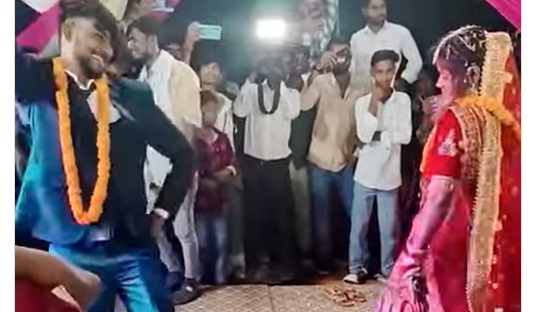 भोजपुरी गाने पर दूल्हा-दुल्हन ने किया कुछ ऐसा डांस, देख कर लोग बोले- भाई मुझे गोली मार देना...