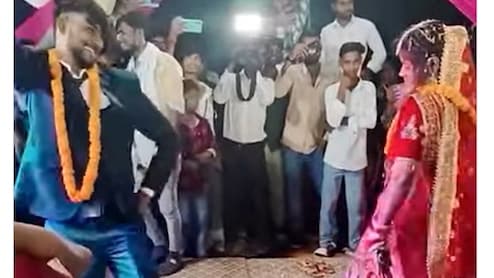 भोजपुरी गाने पर दूल्हा-दुल्हन ने किया कुछ ऐसा डांस, देख कर लोग बोले- भाई मुझे गोली मार देना...