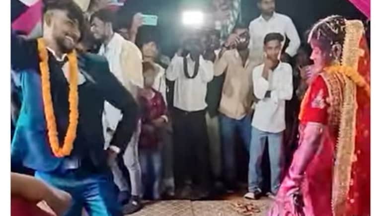 भोजपुरी गाने पर दूल्हा-दुल्हन ने किया कुछ ऐसा डांस, देख कर लोग बोले- भाई मुझे गोली मार देना... भोजपुरी गाने पर दूल्हा-दुल्हन ने किया कुछ ऐसा डांस, देख कर लोग बोले- भाई मुझे गोली मार देना...