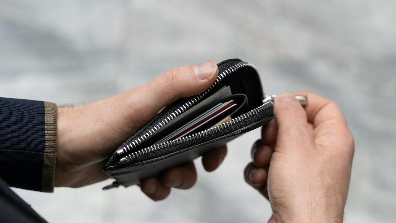 Clean and detox your wallet once a week to improve its organisation capacity