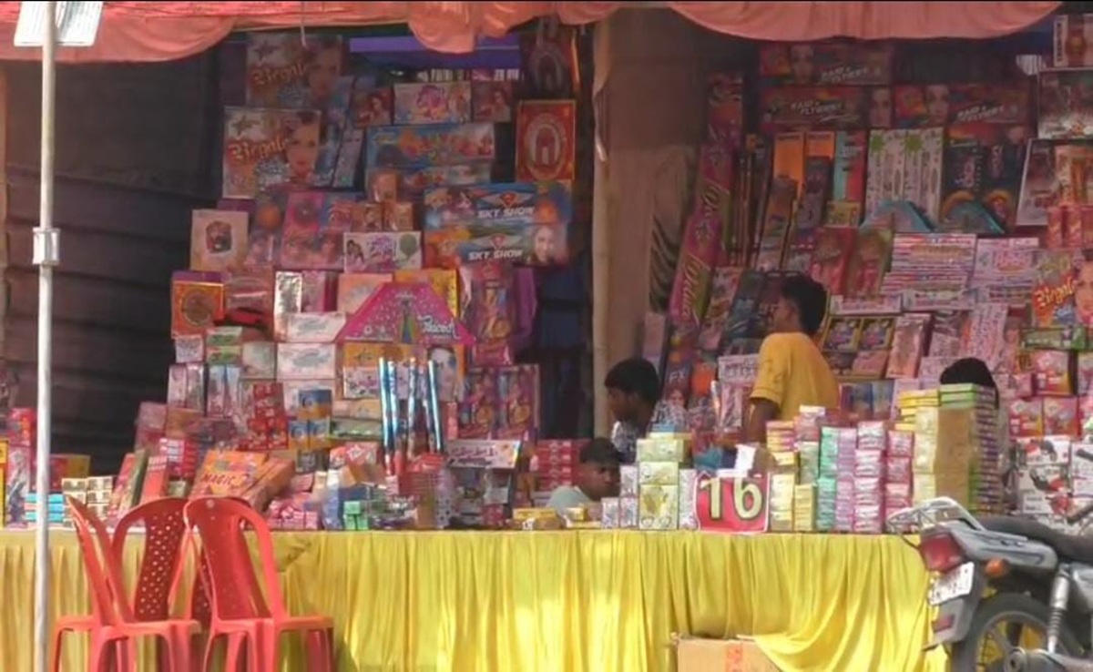 Diwali 2025: मौत के सामान से सजी 'आग की मंडी'! जिला प्रशासन की बड़ी लापरवाही, 'बांस-बल्ली' के भरोसे पटाखा बाजार