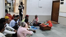 अनोखा प्रदर्शन! प्रशासन ने की अनसुनी तो मूर्ति पूजा करने कलेक्ट्रेट पहुंचे पुजारी, दबंगों का मंदिर पर कब्जा