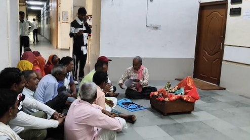 अनोखा प्रदर्शन! प्रशासन ने की अनसुनी तो मूर्ति पूजा करने कलेक्ट्रेट पहुंचे पुजारी, दबंगों का मंदिर पर कब्जा