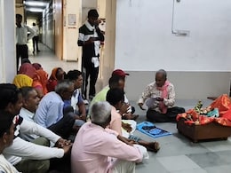अनोखा प्रदर्शन! प्रशासन ने की अनसुनी तो मूर्ति पूजा करने कलेक्ट्रेट पहुंचे पुजारी, दबंगों का मंदिर पर कब्जा अनोखा प्रदर्शन! प्रशासन ने की अनसुनी तो मूर्ति पूजा करने कलेक्ट्रेट पहुंचे पुजारी, दबंगों का मंदिर पर कब्जा