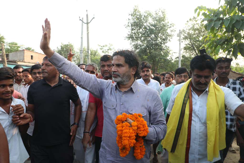 राघोपुर में लोगों का अभिभावन स्वीकारते प्रशांत किशोर. राघोपुर में लोगों का अभिभावन स्वीकारते प्रशांत किशोर.