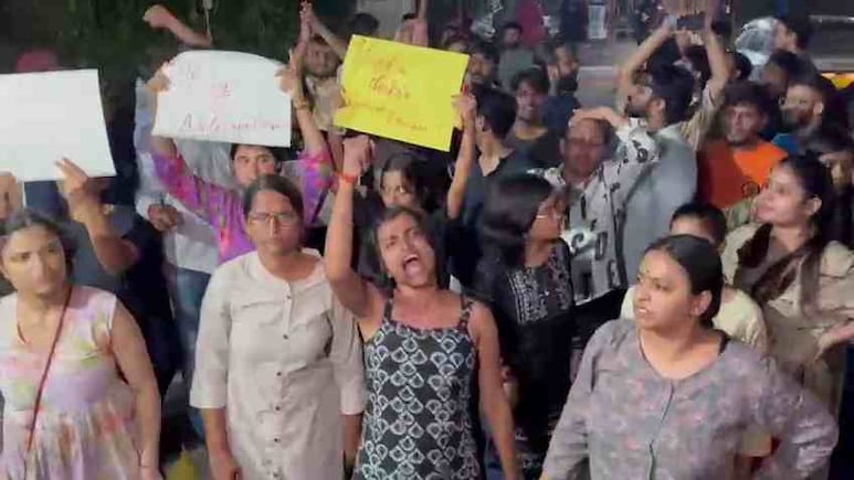 JNU में विजयदशमी के बाद हंगामा: ABVP का प्रदर्शन, लेफ्ट विंग छात्रों पर कार्रवाई की मांग