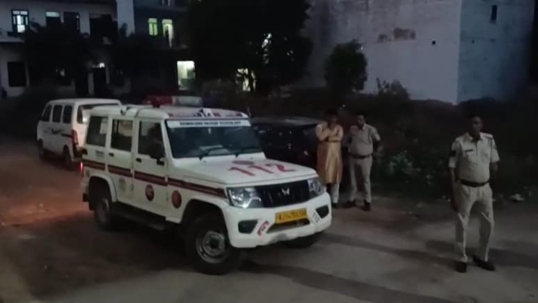 Rajasthan: पुलिस से बचने के लिए भाग रहा था आरोपी, कुएं में जा गिरा; ग्रामीणों की फुर्ती से बची जान Rajasthan: पुलिस से बचने के लिए भाग रहा था आरोपी, कुएं में जा गिरा; ग्रामीणों की फुर्ती से बची जान