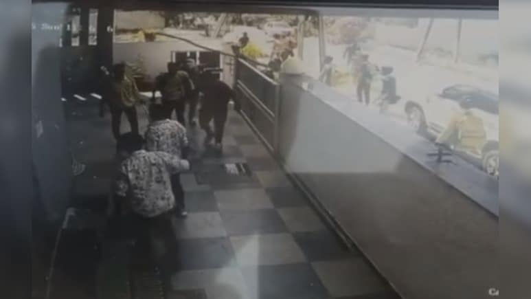 भोपाल में Blinkit डिलीवरी बॉयज की गुंडागर्दी; एक साथ 60 युवाओं ने महिलाओं से की मारपीट, इसलिए बढ़ा विवाद