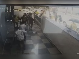 भोपाल में Blinkit डिलीवरी बॉयज की गुंडागर्दी; एक साथ 60 युवाओं ने महिलाओं से की मारपीट, इसलिए बढ़ा विवाद भोपाल में Blinkit डिलीवरी बॉयज की गुंडागर्दी; एक साथ 60 युवाओं ने महिलाओं से की मारपीट, इसलिए बढ़ा विवाद