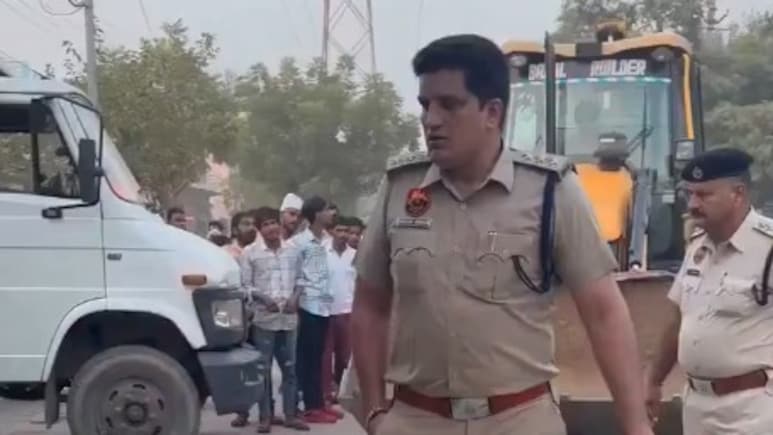 ACP दिनेश कुमार क्यों हो गए वायरल, बुलडोजर वाले वीडियो ने खींचा सबका ध्यान ACP दिनेश कुमार क्यों हो गए वायरल, बुलडोजर वाले वीडियो ने खींचा सबका ध्यान