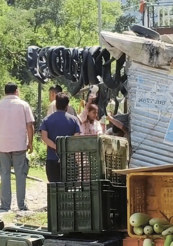 बेटी को छेड़ा तो मां ने पंचर बनाने वाले पर जमकर बरसाए जूते, वीडियो वायरल