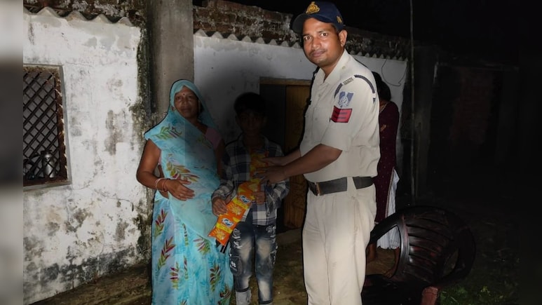 "मम्मी और बहन ने रस्सी से बांधकर मुझे मारा..." 10 साल के बच्चे ने पुलिस को लगाया फ़ोन 