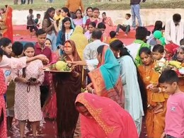 कोरिया में डूबते सूर्य को दिया गया पहला अर्घ्य, छठ गीतों से गूंजे घाट... चरचा बना भक्तिमय कोरिया में डूबते सूर्य को दिया गया पहला अर्घ्य, छठ गीतों से गूंजे घाट... चरचा बना भक्तिमय