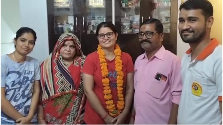 Rajasthan: टैक्सी ड्राइवर की बेटी बनी RAS अफसर, पिता ने कर्जा लेकर पढ़ाया; मां बोलीं- 'मेरी बच्ची ने लाज रख ली'