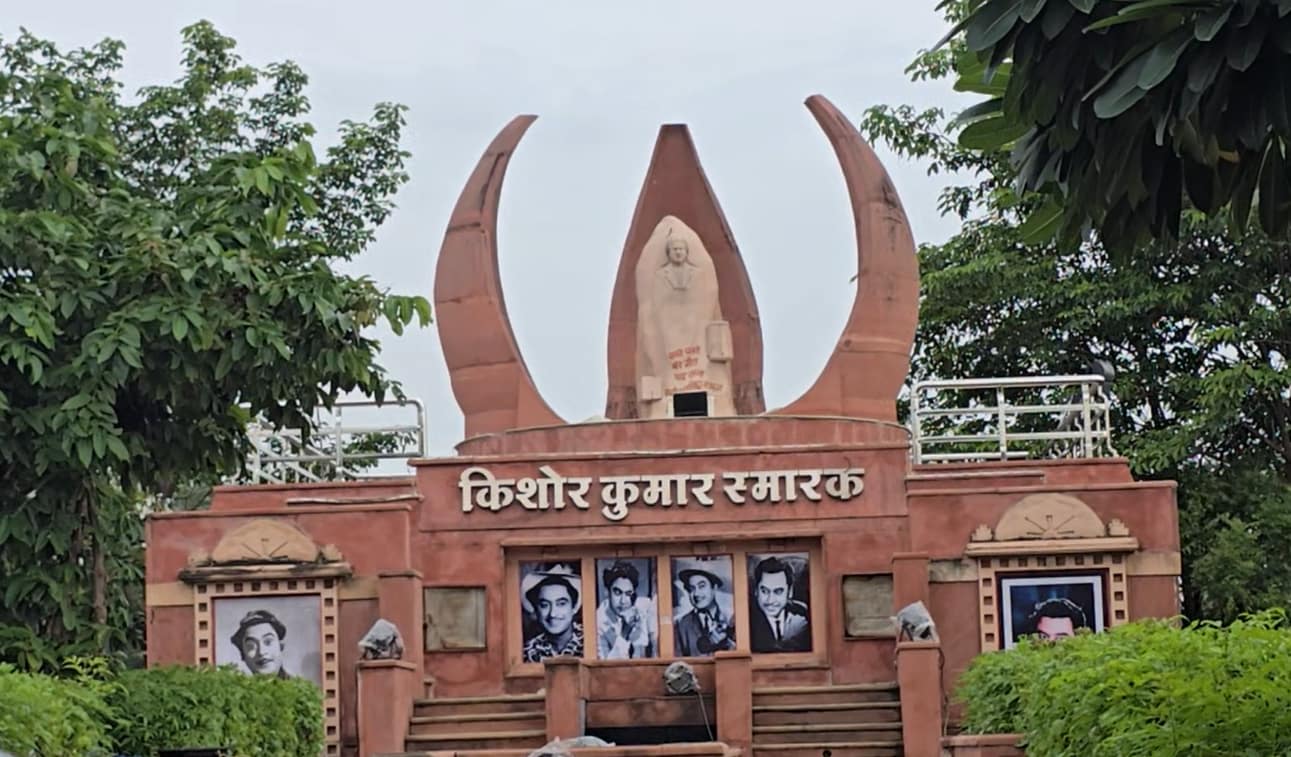 खंडवा में आज भी किशोर कुमार की समाधि है, जिसे कलाकार सुरों का तीर्थ भी कहते हैं। खंडवा में आज भी किशोर कुमार की समाधि है, जिसे कलाकार सुरों का तीर्थ भी कहते हैं।