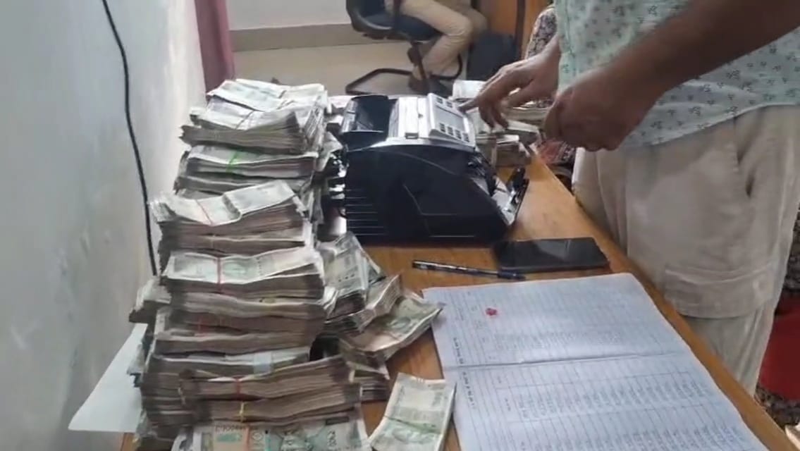 85 पासबुक, 75 ATM कार्ड... बिहार में बड़ा साइबर फ्रॉड का खुलासा, करोड़ों की नकदी और ज्वेलरी भी जब्त