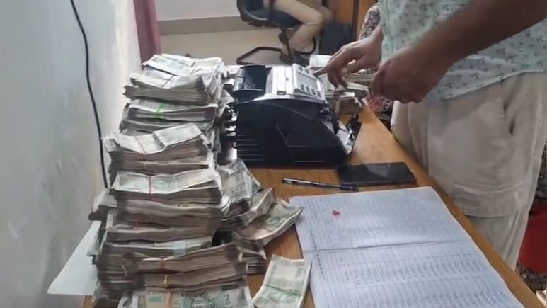 85 पासबुक, 75 ATM कार्ड... बिहार में बड़ा साइबर फ्रॉड का खुलासा, करोड़ों की नकदी और ज्वेलरी भी जब्त 85 पासबुक, 75 ATM कार्ड... बिहार में बड़ा साइबर फ्रॉड का खुलासा, करोड़ों की नकदी और ज्वेलरी भी जब्त