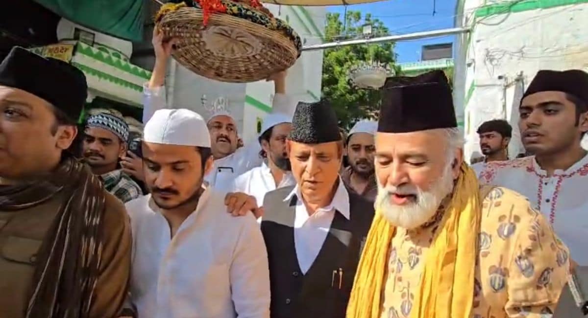 सपा नेता और पूर्व कैबिनेट मंत्री आजम खान शनिवार को अजमेर दरगाह पर चादर चढ़ाई. सपा नेता और पूर्व कैबिनेट मंत्री आजम खान शनिवार को अजमेर दरगाह पर चादर चढ़ाई.