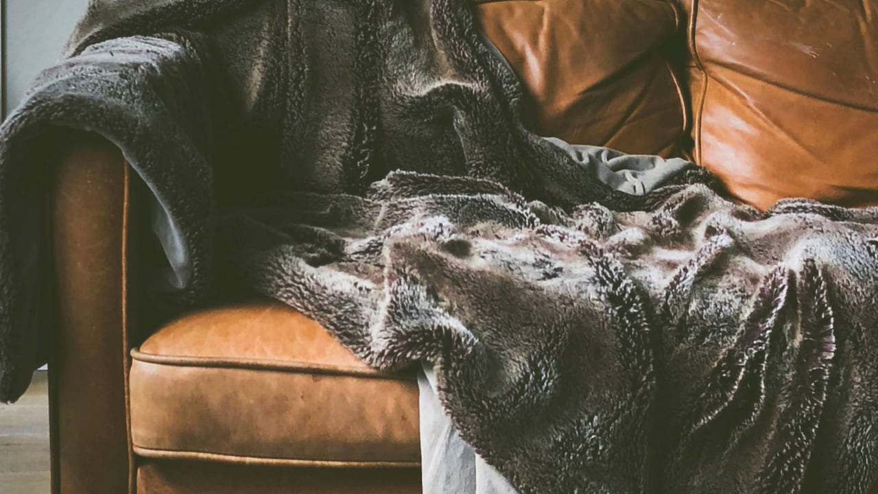 Winter Blankets: How to Pick Fabrics That Breathe Yet Keep You Warm