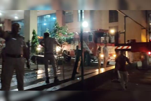 दमकल की गाड़ियां बुझा रहीं हैं आग दमकल की गाड़ियां बुझा रहीं हैं आग