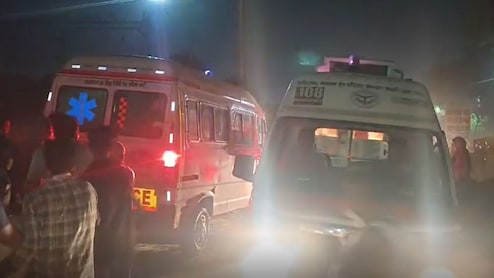 यूपी : टूंडला में रेलवे ओवरब्रिज का हिस्सा गिरा, 5 मजदूर घायल, एक की हालत गंभीर