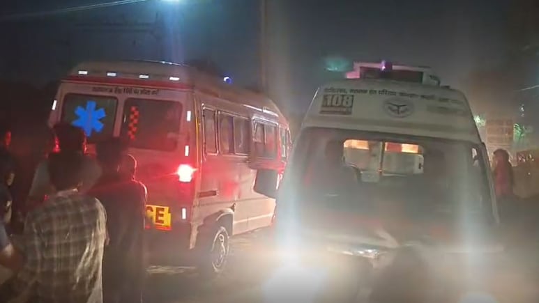यूपी : टूंडला में रेलवे ओवरब्रिज का हिस्सा गिरा, 5 मजदूर घायल, एक की हालत गंभीर