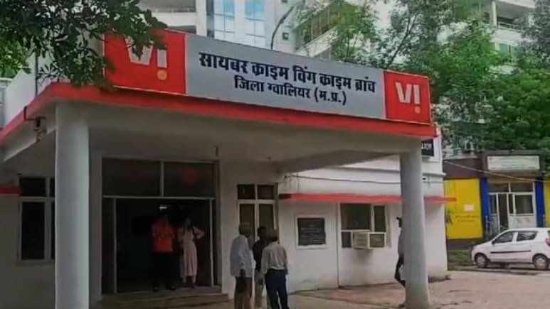 दिवाली से पहले ग्वालियर पुलिस का कमाल, इन आठ राज्यों से ढूंढ लाई 6.94 करोड़ के मोबाइल, CEIR रिपोर्ट में खुलासा दिवाली से पहले ग्वालियर पुलिस का कमाल, इन आठ राज्यों से ढूंढ लाई 6.94 करोड़ के मोबाइल, CEIR रिपोर्ट में खुलासा