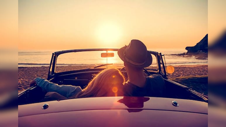 Relationship Tips: कैसे पता करें कि कोई लड़का या लड़की आपको पसंद कर रहा है या नहीं?