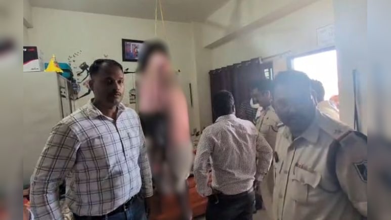 दिवाली की रात पति-पत्नी ने एक साथ कर ली आत्महत्या, फांसी के फंदे पर लटकते मिले शव; ये वजह आई सामने दिवाली की रात पति-पत्नी ने एक साथ कर ली आत्महत्या, फांसी के फंदे पर लटकते मिले शव; ये वजह आई सामने