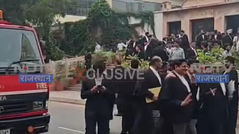 राजस्थान हाईकोर्ट को मिली बम से उड़ाने की धमकी, आनन-फानन में परिसर को कराया खाली राजस्थान हाईकोर्ट को मिली बम से उड़ाने की धमकी, आनन-फानन में परिसर को कराया खाली