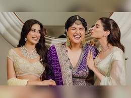 From Janhvi To Khushi, The Kapoor Sisters Turn Heads With Their Ethnic Glam At Anshula Kapoor's Engagement From Janhvi To Khushi, The Kapoor Sisters Turn Heads With Their Ethnic Glam At Anshula Kapoor's Engagement