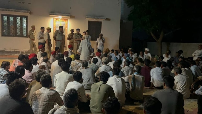 Rajasthan: स्कूल से लौटे बच्चे तो घर पर खून से लथपथ मिली मां की लाश, फटा हुआ सिर देख मचा कोहराम Rajasthan: स्कूल से लौटे बच्चे तो घर पर खून से लथपथ मिली मां की लाश, फटा हुआ सिर देख मचा कोहराम