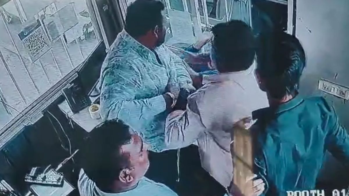 "Do You Know Who's My Father?": Man Assaults Toll Staff In Karnataka