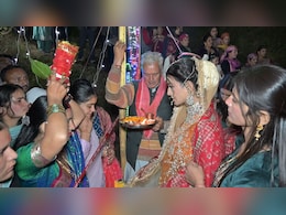 एक विवाह ऐसा भी.....जब दुल्हन खुद बारात लेकर पहुंच गई दूल्हे के घर,  जानें फिर क्या हुआ एक विवाह ऐसा भी.....जब दुल्हन खुद बारात लेकर पहुंच गई दूल्हे के घर,  जानें फिर क्या हुआ