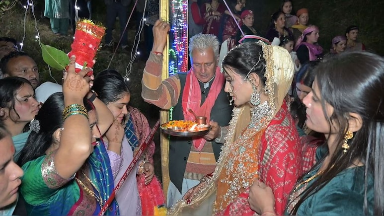 एक विवाह ऐसा भी.....जब दुल्हन खुद बारात लेकर पहुंच गई दूल्हे के घर,  जानें फिर क्या हुआ एक विवाह ऐसा भी.....जब दुल्हन खुद बारात लेकर पहुंच गई दूल्हे के घर,  जानें फिर क्या हुआ